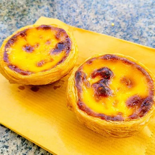 新鲜出炉的葡式蛋挞，金黄色的焦糖表面冒着热气