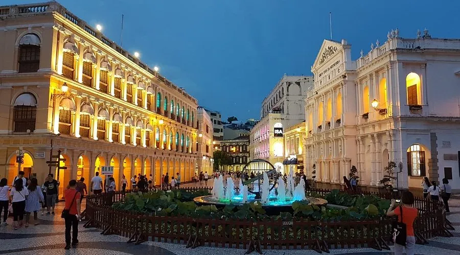 澳门议事亭前地夜景，灯光璀璨的欧式建筑